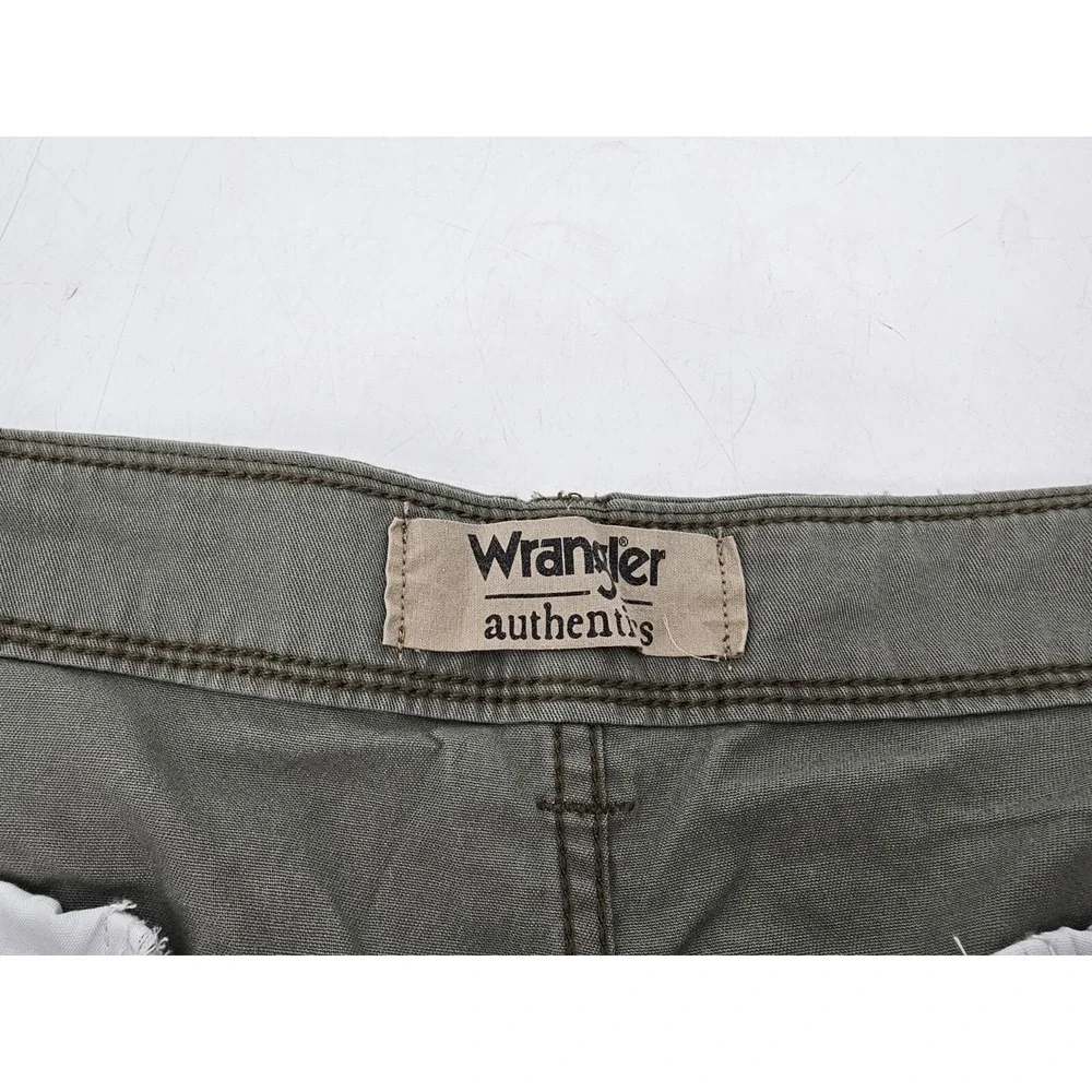 NWT Wrangle Authentics Shorts Men's Size 44‎ Cargo Pockets Outdoors Green